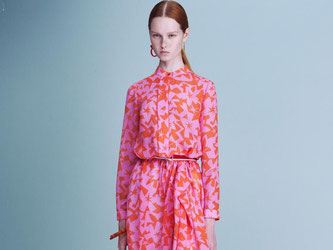 Dieses Sommerkleid in leutendem Pink und Orange von Jil Sander Navy ist etwas für mutigere Frauen (Kleid 590 Euro, Gürtel 120 Euro, Schuhe ca. 315 Euro). Foto: Jil Sander Navy