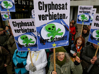 Protest gegen den Einsatz des Pflanzenschutzmittels Glyphosat. Foto: Axel Heimken/Archiv