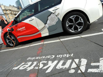 Flinkster-Auto in Frankfurt am Main. Flinkster und Car2Go legen ihre Carsharing-Angebote zum bislang größten Netz zusammen. Foto: Arne Dedert