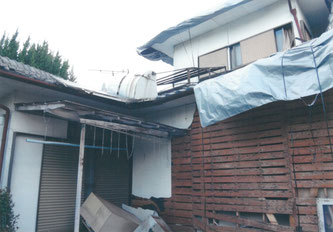 2016年4月16日の熊本地震本震で壁が倒壊した益城町の家屋（杉中正人さん提供）