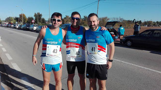 Tres de los atletas desplazados a Palma del Río, de izquierda a derecha Andrés Rodríguez, Javi Ballesteros y Juan Díaz