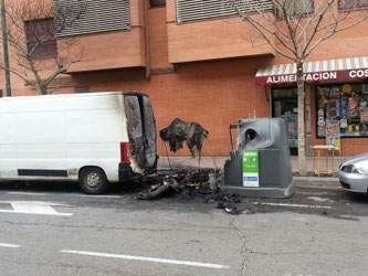 Contenedor quemado en Valderrivas (Imagen: @sjavieraguilera)