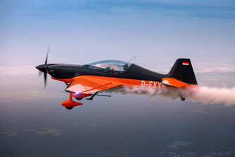 Die XtremeAir XA42 im Kunstflug (Symbolbild, by Miguel Mendez from Malahide, Ireland - Bray Air Display 2013, CC BY 2.0, https://commons.wikimedia.org/w/index.php?curid=32241210