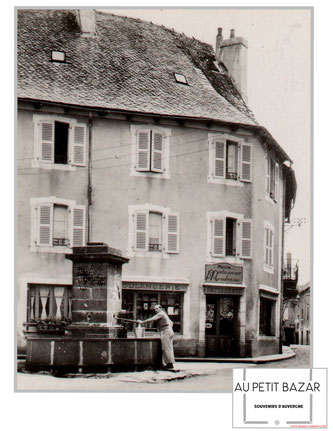 village de Montsalvy (Cantal), fontaine publique le Griffou, médiathèque