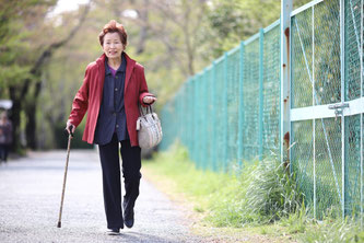 杖をついて一人で散歩