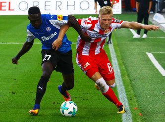 Kingsley Schindler gegen Unions Kristian Pedersen beim 4:3 in Berlin. Foto: Patrick Nawe