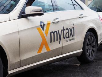 Nach den Taxizentralen der Genossenschaft Taxi Deutschland führt auch der App-Anbieter MyTaxi die Taxi-Bestellung per WhatsApp ein. Foto: Wolfram Steinberg/Illustration