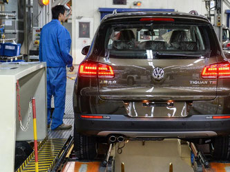 Mitarbeiter überprüfen einen Tiguan in einem VW-Werk in Shanghai. Die Volkswagen hatte seit Jahresanfang in China aufgeholt und ein Absatz-Plus von 6,8 Prozent auf 1,86 Millionen Autos erreicht. Foto: Ole Spata/Archiv