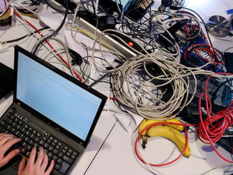 Ein Teilnehmer des Chaos Computer Clubs arbeitet an seinem Laptop. Foto: Malte Christians/Illustration