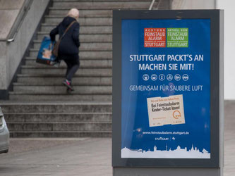 Ein Plakat in Stuttgart, das über den Feinstaubalarm aufklären soll. Foto: Marijan Murat/Archiv