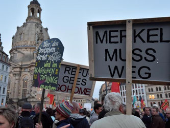 Vor einen Jahr startete das islam- und fremdenfeindlichen Bündnis Pegida seine Kundgebungen in Dresden. Foto: Bernd Settnik/Archiv