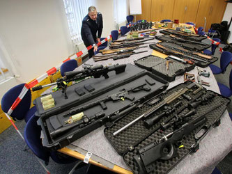 Sichergestellte Waffen von «Reichsbürgern» im Polizeipräsidium in Wuppertal. Foto: Roland Weihrauch