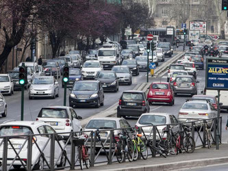 Autoverkehr in Rom. Mit Hilfe von Fahrverboten soll jetzt die Luftbelastung verringert werden. Foto: Massimo Percossi