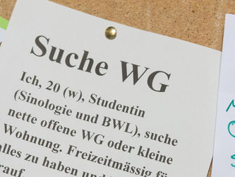 Wohnungsgesuche an einer Pinnwand. Foto: Patrick Seeger/Archiv