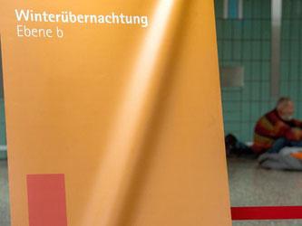 Ein Banner "Winterübernachtung Ebene b" weist in Frankfurt am Main auf Übernachtungsplätze im Bahnhof hin. Foto: Andreas Arnold