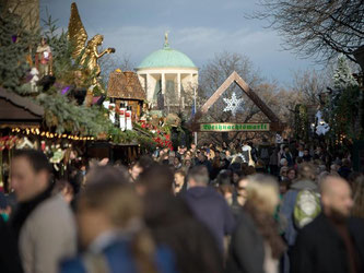 Passanten gehen in Stuttgart über den Weihnachtsmarkt. Foto: Marijan Murat