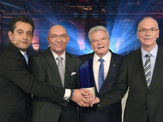Bundespräsident Joachim Gauck (2.v.r.) verleiht den Deutschen Zukunftspreis 2015 an Ardeschir Ghofrani (l-r), Reiner Frey und Johannes-Peter Stasch. Foto: Rainer Jensen
