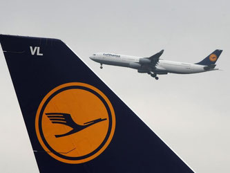 Kurz vor Ablauf des Ultimatums der Flugbegleitergewerkschaft Ufo hat die Lufthansa einen neuen Lösungsversuch gestartet. Gelingt doch noch ein Durchbruch im Tarifkonflikt? Foto: Fredrik von Erichsen/Archiv