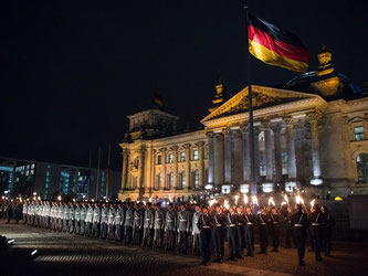 Großer Zapfenstreich vor dem Reichstagsgebäude in Berlin. Die Bundeswehr begeht den Vorabend des 60. Jahrestages ihrer Gründung mit dieser höchsten Form der militärischen Ehrenbezeugung. Foto: Bernd von Jutrczenka