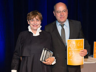 Katharina Thalbach mit dem Jacob-Grimm-Preis neben Laudator Gregor Gysi(Die Linke). Foto: S.Pförtner