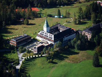 Schloss Elmau wird streng abgeriegelter Schauplatz des G7-Gipfels sein. Foto: Peter Kneffel/Archiv