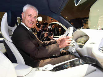 VW-Chef Matthias Müller sitzt in einem Skoda kurz vor Beginn des ersten Pressetages beim Autosalon Genf. Foto: Uli Deck