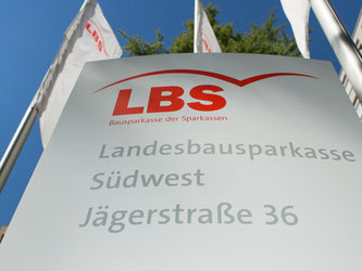 Ein Schild der LBS Südwest. Foto: Silas Stein/Archiv