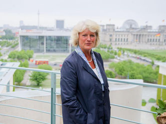 Monika Grütters steht auf dem Balkon des Bundeskanzleramtes in Berlin. Foto: Kay Nietfeld/Archiv