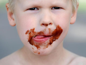 Kinder lieben Schokoladeneis. Eltern können unbesorgt zu Haushaltspackungen greifen. Foto: Julian Stratenschulte