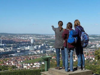 Junge Frauen betrachten den Stuttgarter Talkessel. Foto: Marijan Murat/Archiv