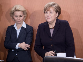 Kanzlerin Angela Merkel kommt neben Verteidigungsministerin Ursula von der Leyen zur Sitzung des Bundeskabinetts. Foto: Michael Kappeler