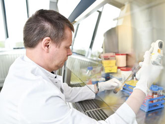 Krebsforscher Patrick Schmidt in einem Labor des Nationalen Centrums für Tumorerkrankungen in Heidelberg. Foto: Uwe Anspach