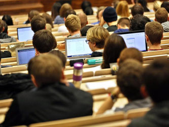 Laut einer Studie des Centrums für Hochschulentwicklung (CHE), teilen sich etwa 63 Studenten einen Professor. Foto: Jan Woitas