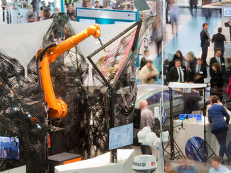 Roboter auf der Hannover Messe: Im Fokus standen in diesem Jahr Anwendungsbeispiele rund um das Zukunftsthema vernetzte Industrie. Foto: Julian Stratenschulte