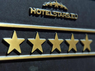 Messingschild mit den Sternen des Deutschen Hotel- und Gaststättenverbandes (Dehoga). Viele Hotels schmücken sich mit abgelaufen oder selbst vergeben Sternen. Foto: Stefan Sauer