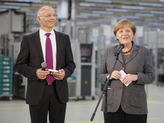 Claus Jessen nach einer Werksführung durch Festo mit Angela Merkel. Foto: Christoph Schmidt/Archiv