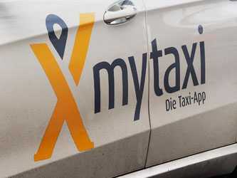 Werbung für MyTaxi auf einem Auto zu sehen. Foto: Wolfram Steinberg/Archiv