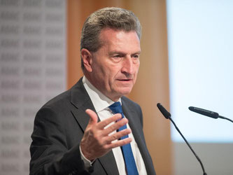 Günther Oettinger spricht in Lübeck. Foto: Lukas Schulze/Archiv