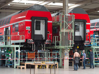 Montage von Doppelstockwagen für die Deutsche Bahn bei Bombardier in Bautzen. Foto: Sebastian Kahnert