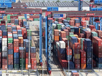 Container werden im Hamburger Hafen umgeschlagen. Foto: Bodo Marks/Illustration