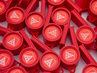 Ein Haufen roter Trillerpfeifen mit Gewerkschafts-Logo. Foto: Jens Wolf/Archiv