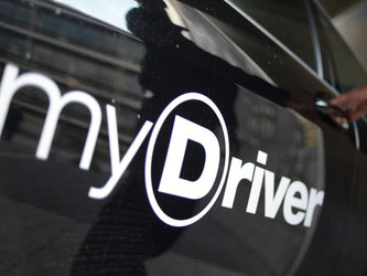 Ein Mietwagen mit der Aufschrift "myDriver": Der Taximarkt ist im Umbruch. Foto: Andreas Gebert