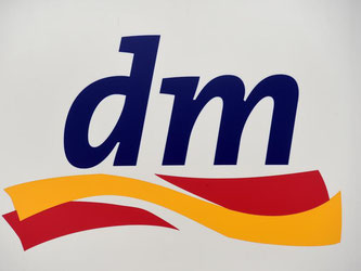 Ein Logo der Drogeriemarktkette dm. Foto: Uli Deck/Archiv