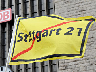 Der durchgestrichene Schriftzug «Stuttgart 21» auf einer Flagge. Foto: Franziska Kraufmann/Archiv