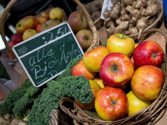 Bio-Äpfel werden auf der Grünen Woche präsentiert. Ökolandbau soll noch attraktiver werden. Foto: Jörg Carstensen/Archiv