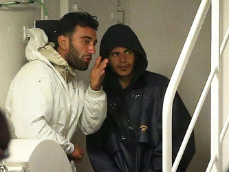 Die italienische Staatsanwaltschaft will den den tunesischen Kapitän (l) und einen syrischen Seemann (r) anklagen. Foto: Alessandro Di Meo