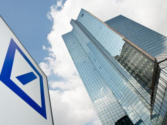 Zentrale der Deutschen Bank in Frankfurt am Main. Das Geldhaus solle eine milliardenschwere Kapitalerhöhung vorbereiten. Foto: Boris Roessler/Archiv