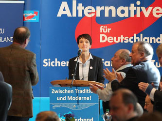 AfD-Chefin Frauke Petry beim Landesparteitag der sächsischen AfD: Die Partei will bei den Landtagswahlen in Baden-Württemberg "Wahlbeobachter" einsetzen. Foto: Sebastian Willnow