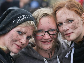 Schlammschlacht gefällig: Die Metal-Fans Katharina, Melanie und Anna aus Ibbenbüren in Wacken. Foto: Axel Heimken
