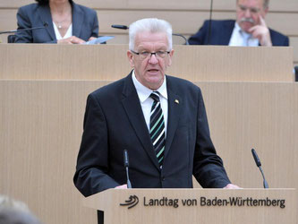 Ministerpräsident Winfried Kretschmann spricht im Landtag. Foto: Franziska Kraufmann/Archiv